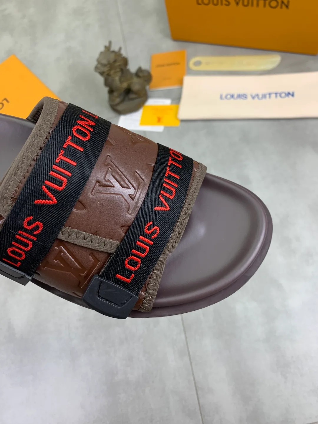 Men's shoes 💰P320💰【New style】🆘 Original quality 【LOUIS VUITTON】The popular Louis Vuitton LV men's slippers on the official website are on sale simultaneously! Original fabric imported from Italy, original factory special supply, code number: 38-44 (45 customized), many colors available